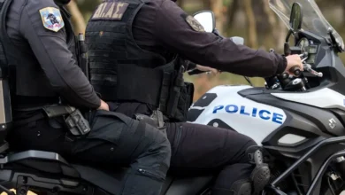 Αστυνομικοί της Ομάδας ΔΙΑΣ πραγματοποιούν έλεγχο σε όχημα στην περιοχή του Παλαιού Φαλήρου