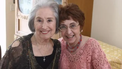 Η Έφη Παπαθεοδώρου ως Θεοπούλα και η Ειρήνη Κουμαριανού στη σειρά Στο Παρά Πέντε