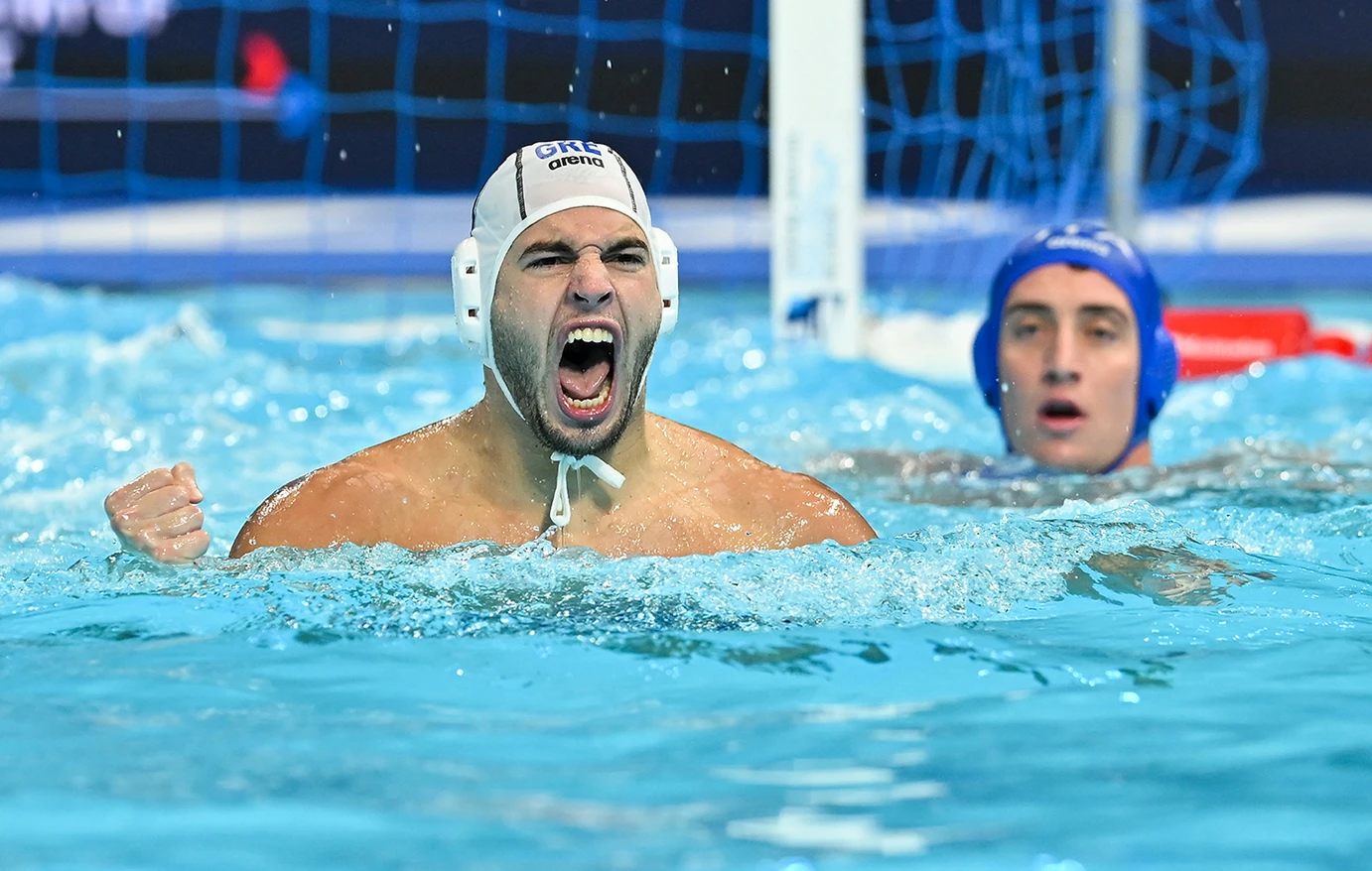 Οι παίκτες της Εθνικής Πόλο Ανδρών πανηγυρίζουν την πρόκριση στα ημιτελικά του Ευρωπαϊκού Πρωταθλήματος μετά τη νίκη επί της Ιταλίας.