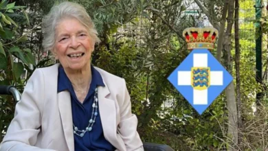 Το προσωπικό οικόσημο της Πριγκίπισσας Ειρήνης σε ρομβοειδές σχήμα με το βασιλικό στέμμα και τον ελληνικό σταυρό