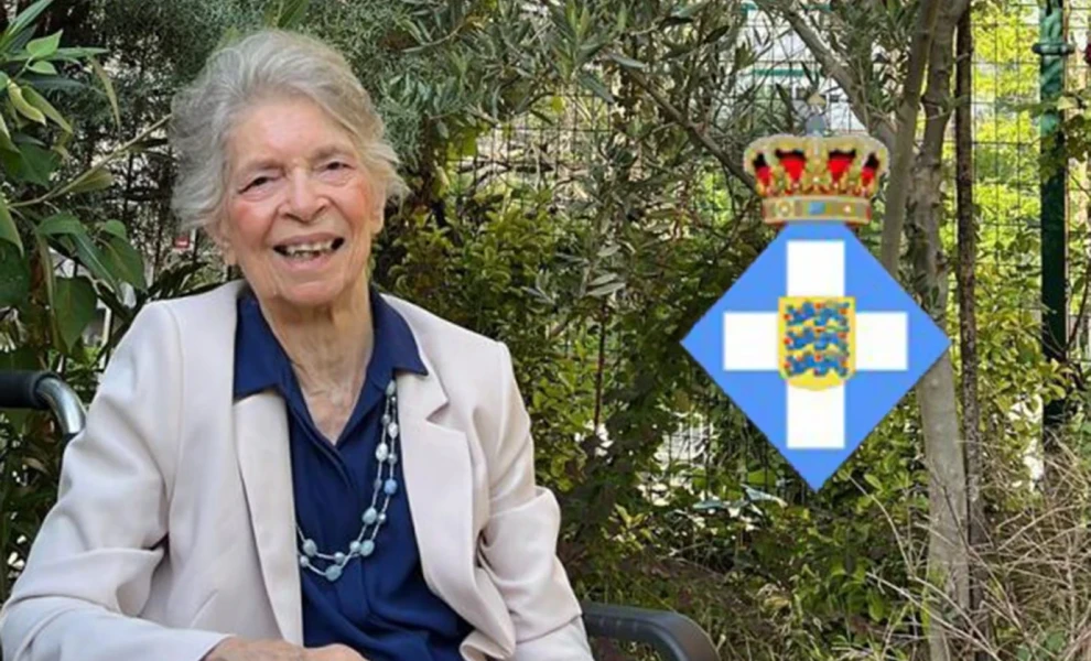 Το προσωπικό οικόσημο της Πριγκίπισσας Ειρήνης σε ρομβοειδές σχήμα με το βασιλικό στέμμα και τον ελληνικό σταυρό