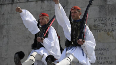 Εύζωνες της Προεδρικής Φρουράς κατά την αλλαγή φρουράς στο Σύνταγμα