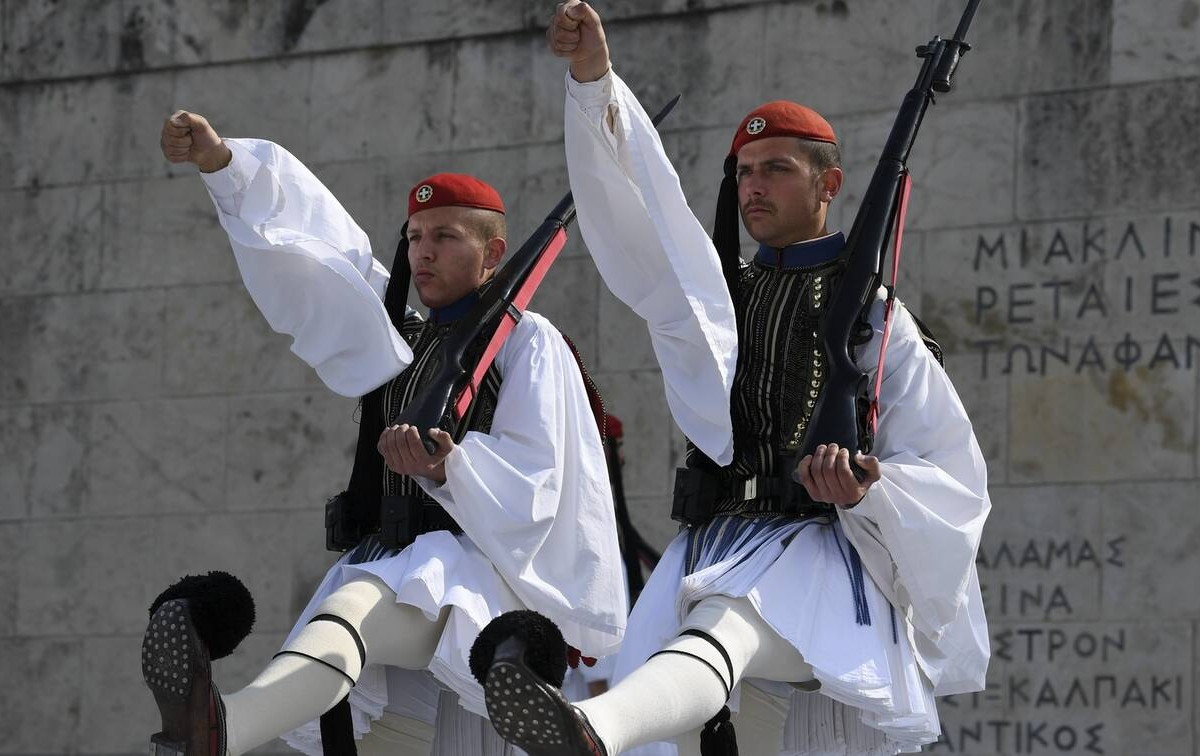 Εύζωνες της Προεδρικής Φρουράς κατά την αλλαγή φρουράς στο Σύνταγμα