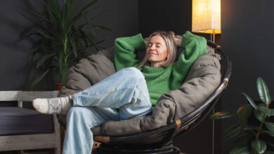 Άνθρωποι σε γαλήνια κατάσταση, υποδηλώνοντας την εσωτερική δύναμη που πηγάζει από τη σιωπή