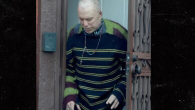 Ο ηθοποιός Μίκι Ρουρκ σε κακή κατάσταση έξω από το σπίτι του στο Λος Άντζελες την Πρωτοχρονιά