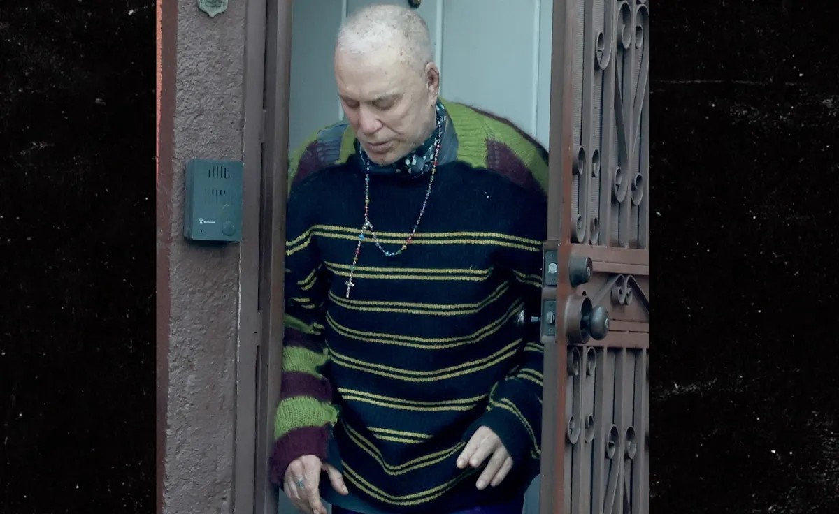 Ο ηθοποιός Μίκι Ρουρκ σε κακή κατάσταση έξω από το σπίτι του στο Λος Άντζελες την Πρωτοχρονιά