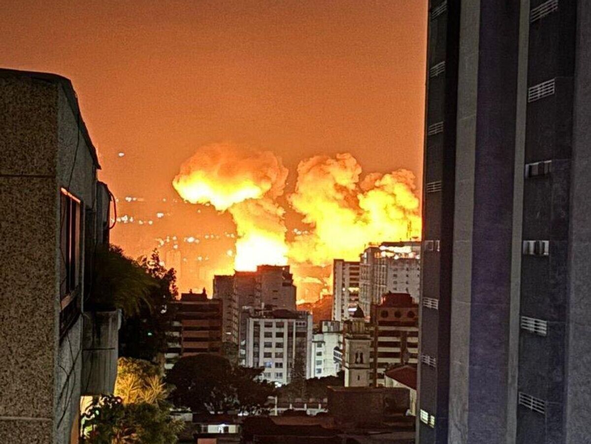 Καπνοί πάνω από το Καράκας μετά τον βομβαρδισμό του Υπουργείου Άμυνας από τις ΗΠΑ