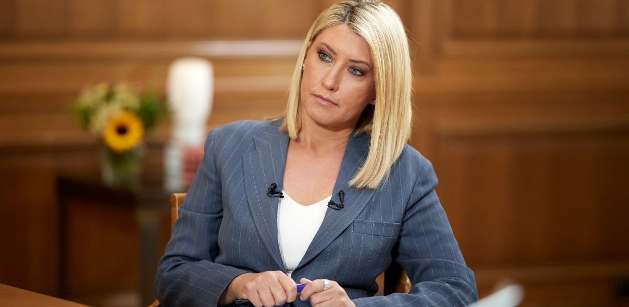 Η δημοσιογράφος Σία Κοσιώνη σε παρουσίαση δελτίου ειδήσεων