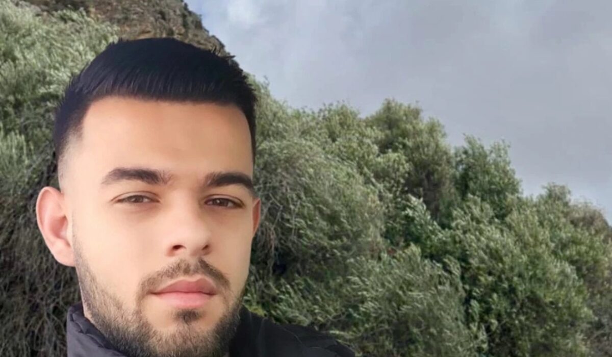 Φωτογραφία του 27χρονου Στέλιου από την Κρήτη με φόντο τα βουνά της Βιάννου, πλαισιωμένη από μαύρο πένθος