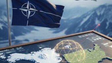 Η σημαία του ΝΑΤΟ δίπλα σε χάρτη της Γροιλανδίας και των ΗΠΑ