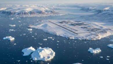 Αεροφωτογραφία της Γροιλανδίας με παγόβουνα και τη στρατηγική αμερικανική βάση της Θούλης στο βάθος