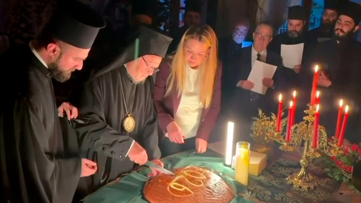 Ο Οικουμενικός Πατριάρχης Βαρθολομαίος στην Κωνσταντινούπολη κατά την κοπή της βασιλόπιτας με κεριά