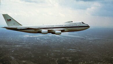 Το στρατιωτικό αεροσκάφος Boeing E-4B Nightwatch, γνωστό ως Αεροπλάνο της Αποκάλυψης, κατά την προσέγγισή του στο Λος Άντζελες