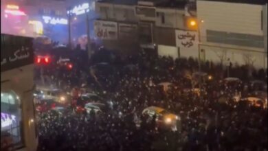 Στιγμιότυπο από τις σφοδρές συγκρούσεις και το χάος στο Ιράν με φωτιές και διαδηλωτές