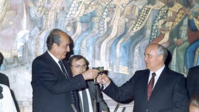 Ο Κωνσταντίνος Μητσοτάκης συνομιλεί με τον Μιχαήλ Γκορμπατσόφ στη Μόσχα το 1991, μια συνάντηση που συνδέθηκε με τον μύθο της γκαντεμιάς του Έλληνα πολιτικού