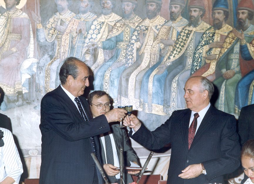 Ο Κωνσταντίνος Μητσοτάκης συνομιλεί με τον Μιχαήλ Γκορμπατσόφ στη Μόσχα το 1991, μια συνάντηση που συνδέθηκε με τον μύθο της γκαντεμιάς του Έλληνα πολιτικού