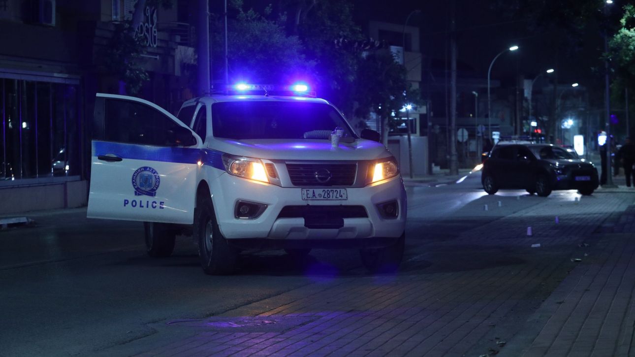 Αστυνομικό περιπολικό της ΕΛ.ΑΣ. με αναμμένους φάρους κατά τη διάρκεια νυχτερινής καταδίωξης στον Πύργο Ηλείας