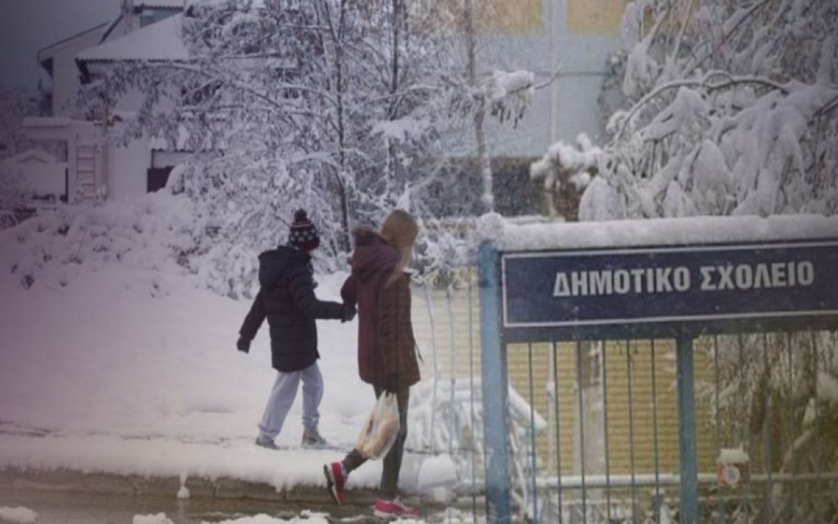 Σχολική αυλή καλυμμένη με χιόνι και κλειστή καγκελόπορτα λόγω κακοκαιρίας