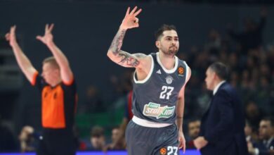 Ο Βασίλης Τολιόπουλος πανηγυρίζει τρίποντο στον αγώνα Παναθηναϊκός - Μπασκόνια