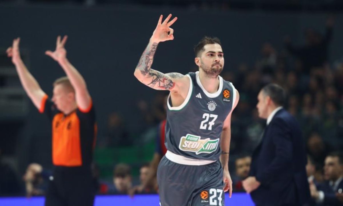 Ο Βασίλης Τολιόπουλος πανηγυρίζει τρίποντο στον αγώνα Παναθηναϊκός - Μπασκόνια