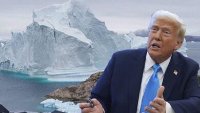 Ο Ρώσος φιλόσοφος Αλεξάντερ Ντούγκιν δίπλα σε συμβολικές αναπαραστάσεις της ψηφιακής τεχνολογίας και του χάρτη της Γροιλανδίας