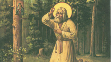 Εικόνα του Οσίου Σεραφείμ του Σάρωφ σε στάση προσευχής μέσα στο δάσος