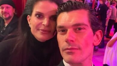 Η Αθηνά Ωνάση σε σπάνια φωτογραφία στα παρασκήνια επίδειξης μόδας στο Παρίσι μαζί με τον Πλάτωνα Παπαγιαννόπουλο