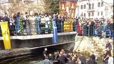 Ένταση και συμπλοκή πιστών στο ποτάμι της Φλώρινας κατά την ρίψη του Σταυρού στα Θεοφάνεια