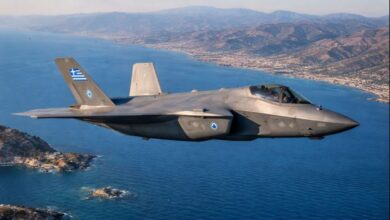 Ελληνικό μαχητικό F-35 σε πτήση πάνω από το Αιγαίο με φόντο τα παράλια της Μικράς Ασίας