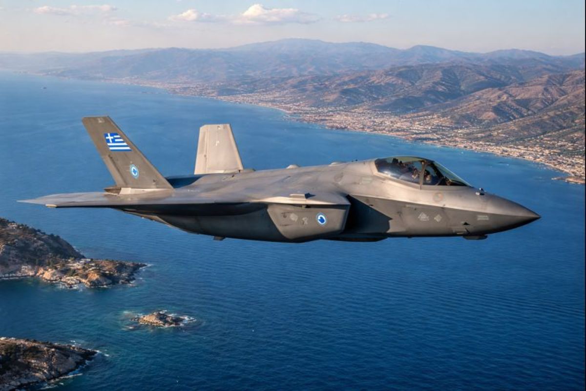 Ελληνικό μαχητικό F-35 σε πτήση πάνω από το Αιγαίο με φόντο τα παράλια της Μικράς Ασίας