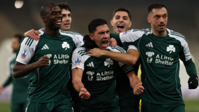 Ο Τάσος Μπακασέτας πανηγυρίζει ένα από τα τρία γκολ του στον αγώνα Παναθηναϊκός - Άρης για το Κύπελλο Ελλάδας