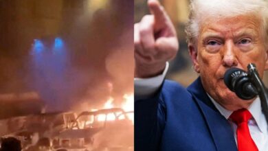 Εικόνα διαδηλωτών στο Ιράν με αντικυβερνητικά συνθήματα, ενώ στο φόντο εμφανίζεται ο Ντόναλντ Τραμπ, υποδηλώνοντας την υποστήριξη των ΗΠΑ