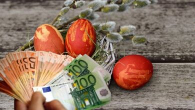 Χαρτονομίσματα ευρώ και πασχαλινά σύμβολα για το έκτακτο επίδομα
