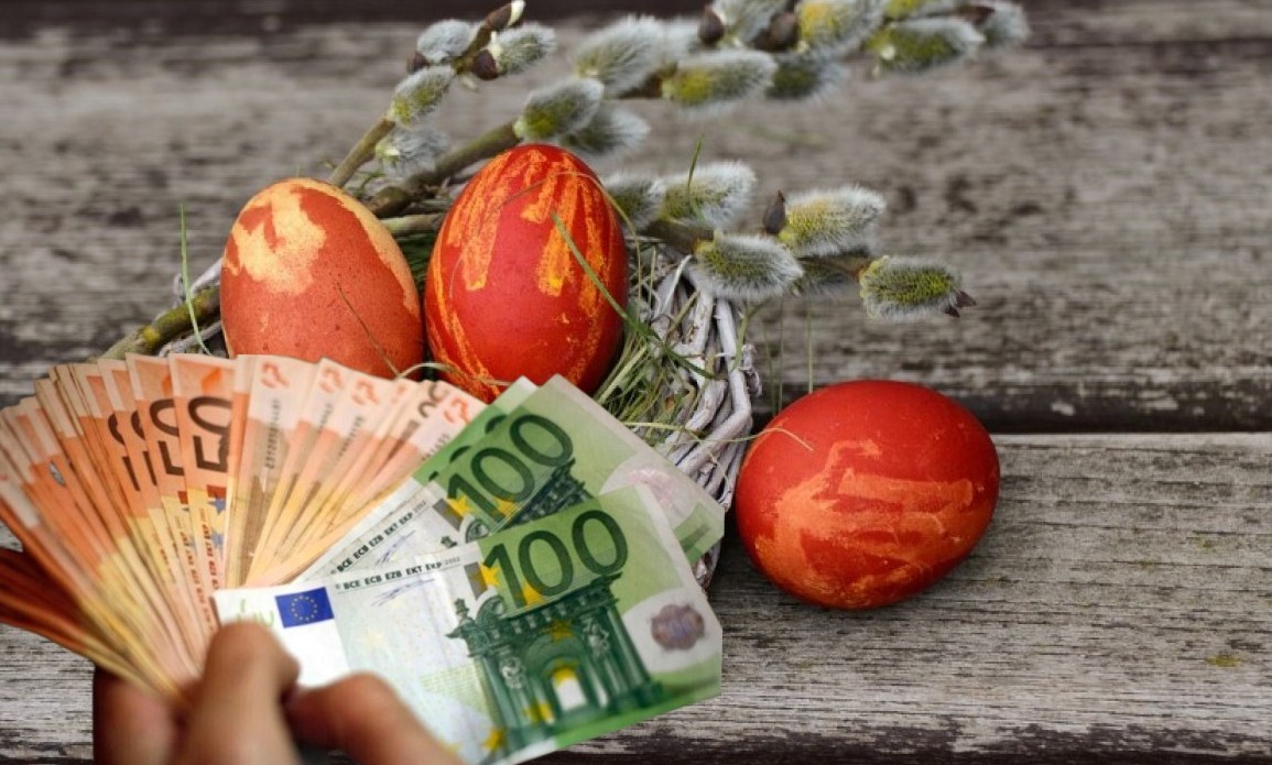 Χαρτονομίσματα ευρώ και πασχαλινά σύμβολα για το έκτακτο επίδομα
