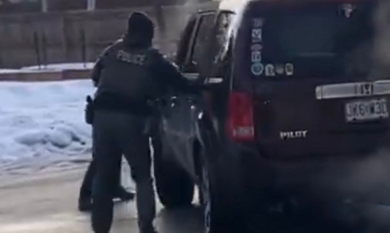 Στιγμιότυπο από το βίντεο όπου πράκτορες της ICE έχουν περικυκλώσει το όχημα στη Μινεάπολη λίγο πριν τους πυροβολισμούς