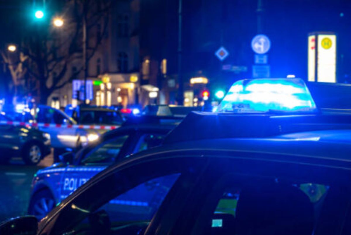 Αστυνομική κορδέλα και περιπολικό σε σημείο εγκλήματος - Επίθεση 25χρονης στον εραστή της