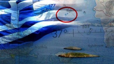 Η ελληνική σημαία πάνω στη βραχονησίδα Ίμια κατά την περίοδο της κρίσης του 1996