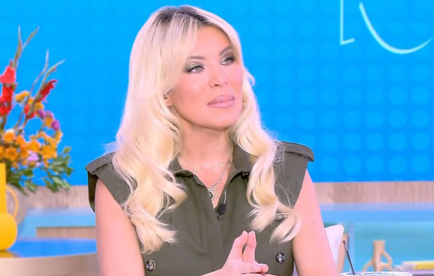 Η παρουσιάστρια Κατερίνα Καινούργιου στην εκπομπή Super Κατερίνα κατά τη διάρκεια της εγκυμοσύνης της