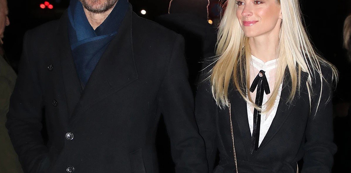 Ο Κώστας Καραφώτης ανακοινώνει τη γέννηση της κόρης του με ροζ μπαλόνια στο μαιευτήριο