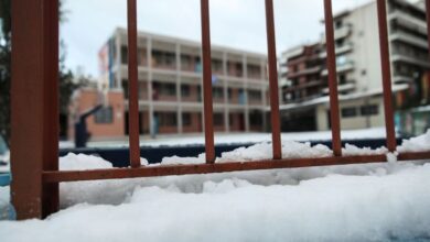 Χιονισμένο προαύλιο σχολείου με κλειστή την κεντρική πύλη λόγω κακοκαιρίας και παγετού