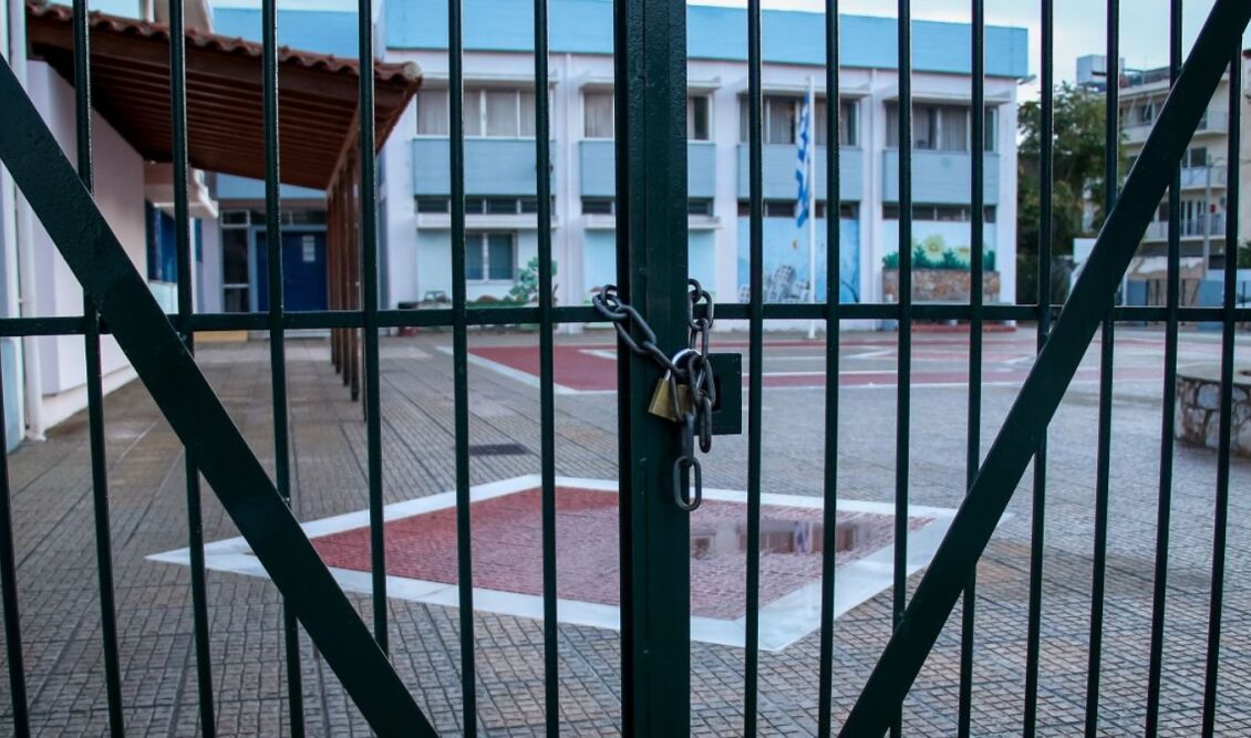 Κλειστή εξώπορτα σχολείου λόγω χιονιού και κακοκαιρίας στην Αττική - Ενημέρωση για κλειστά σχολεία αύριο Πέμπτη 22/1