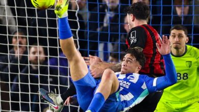 Ο Μπάμπης Κωστούλας στον αέρα εκτελεί ανάποδο ψαλίδι σκοράροντας για την Μπράιτον κόντρα στην Μπόρνμουθ στην Premier League