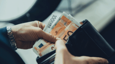 Εργαζόμενοι στον ιδιωτικό τομέα ενημερώνονται για τις αυξήσεις στις μισθοδοσίες τους λόγω φοροελαφρύνσεων