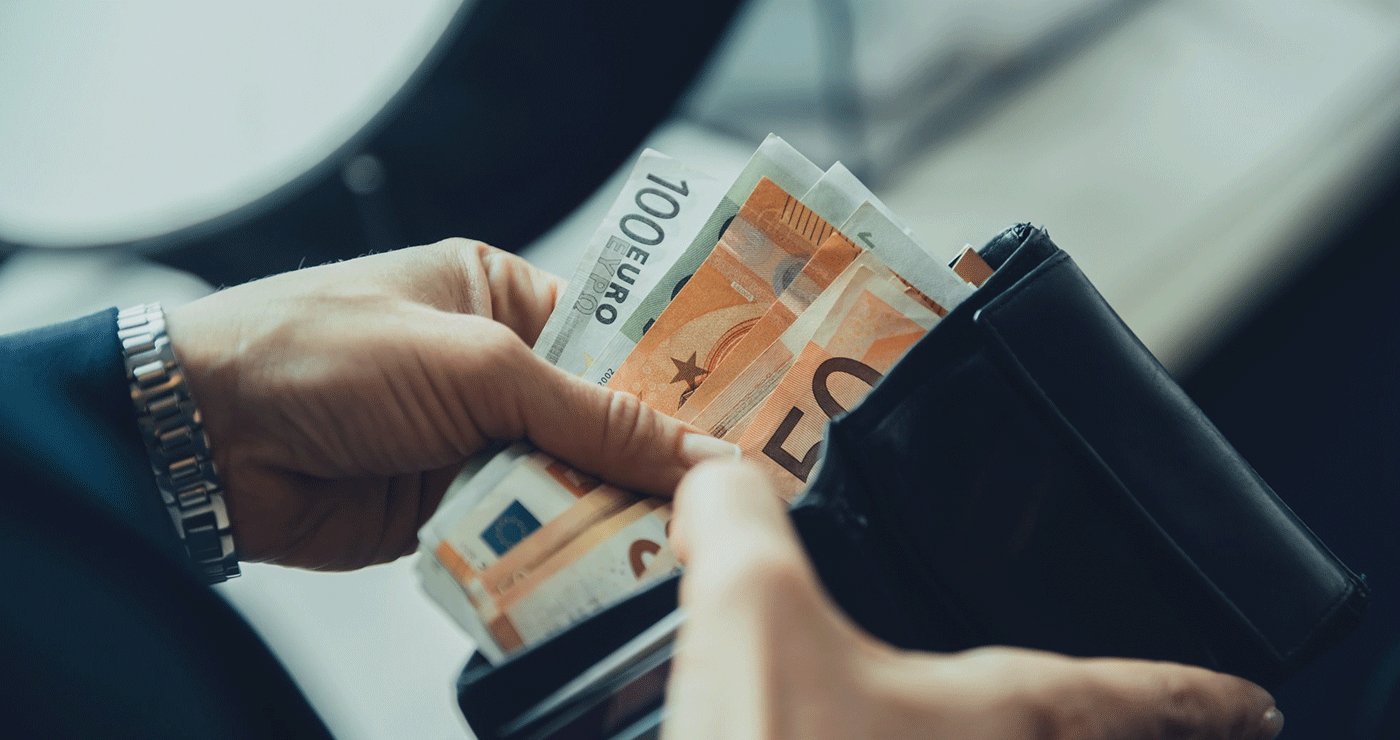 Εργαζόμενοι στον ιδιωτικό τομέα ενημερώνονται για τις αυξήσεις στις μισθοδοσίες τους λόγω φοροελαφρύνσεων