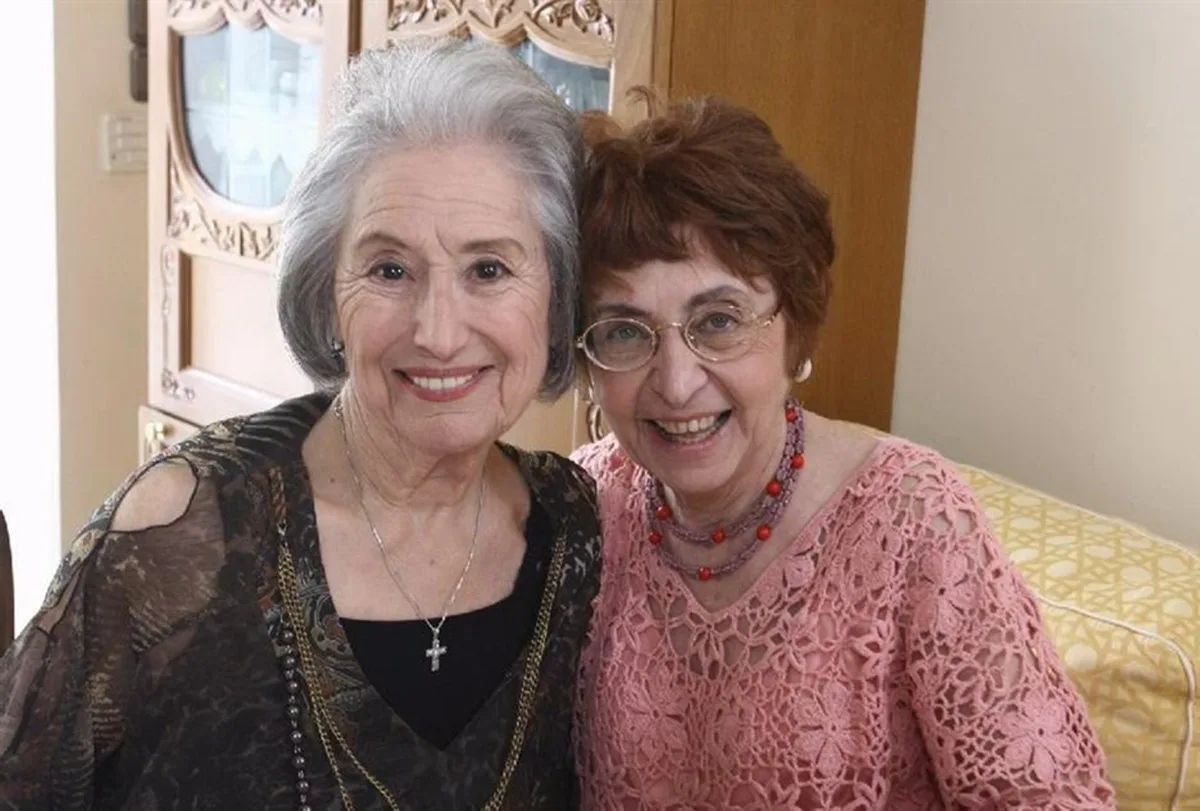 Η Έφη Παπαθεοδώρου ως Θεοπούλα και η Ειρήνη Κουμαριανού στη σειρά Στο Παρά Πέντε