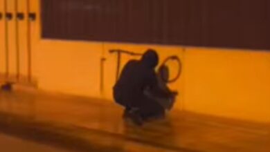 Συνθήματα του Ρουβίκωνα στους τοίχους του σπιτιού του ιδιοκτήτη της βιομηχανίας Βιολάντα στα Τρίκαλα