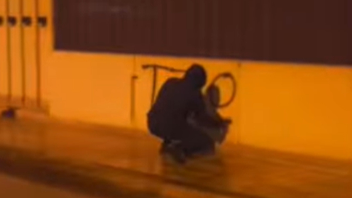 Συνθήματα του Ρουβίκωνα στους τοίχους του σπιτιού του ιδιοκτήτη της βιομηχανίας Βιολάντα στα Τρίκαλα