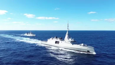 Η φρεγάτα Κίμων πλέει στα ελληνικά νερά συνοδευόμενη από τη φρεγάτα Αιγαίον