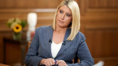 Η δημοσιογράφος Σία Κοσιώνη σε παρουσίαση δελτίου ειδήσεων