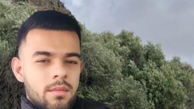 Φωτογραφία του 27χρονου Στέλιου από την Κρήτη με φόντο τα βουνά της Βιάννου, πλαισιωμένη από μαύρο πένθος